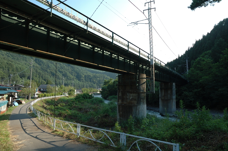 木曾平沢から奈良井宿への道。頭上の線路は中央本線。