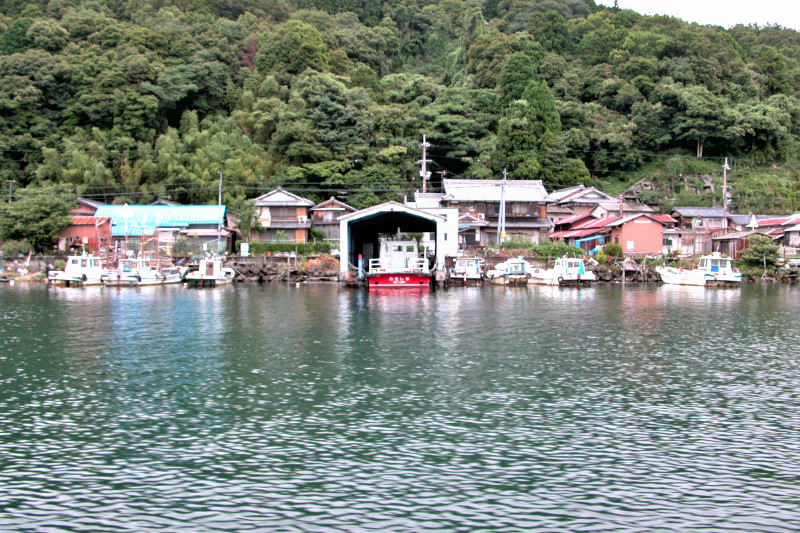 琵琶湖の有人島、沖島の集落。中央の赤い船は消防艇