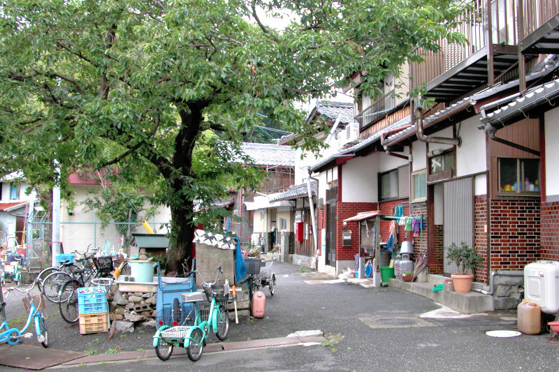 沖島の集落、三輪自転車は島内の主力輸送手段。
