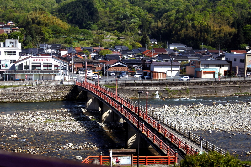 「流しびなの館」から眺める千代川と用瀬の町並み