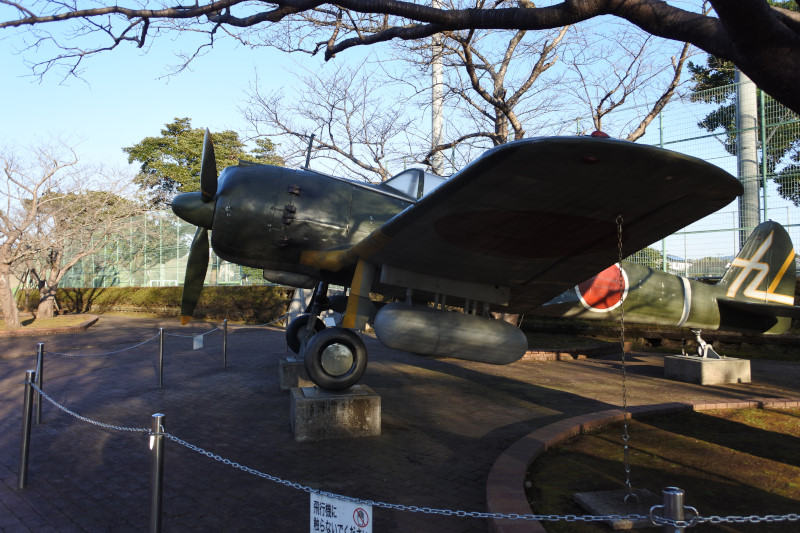 知覧特攻平和会館の屋外に展示された戦闘機・隼のレプリカ