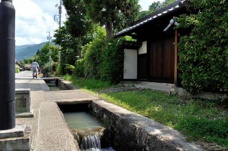 水路が流れる竹山町の風景（松代）