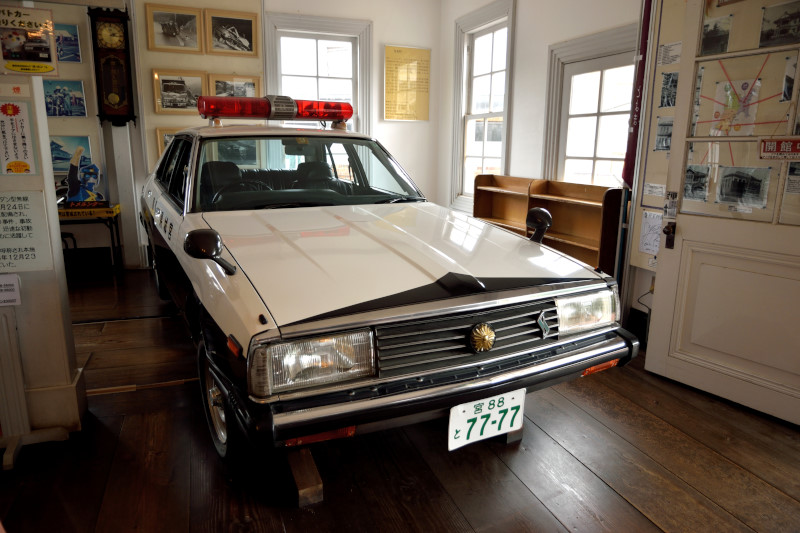 「旧登米警察署」（警察資料館）に展示されている5代目スカイライン（C210系）のパトカー