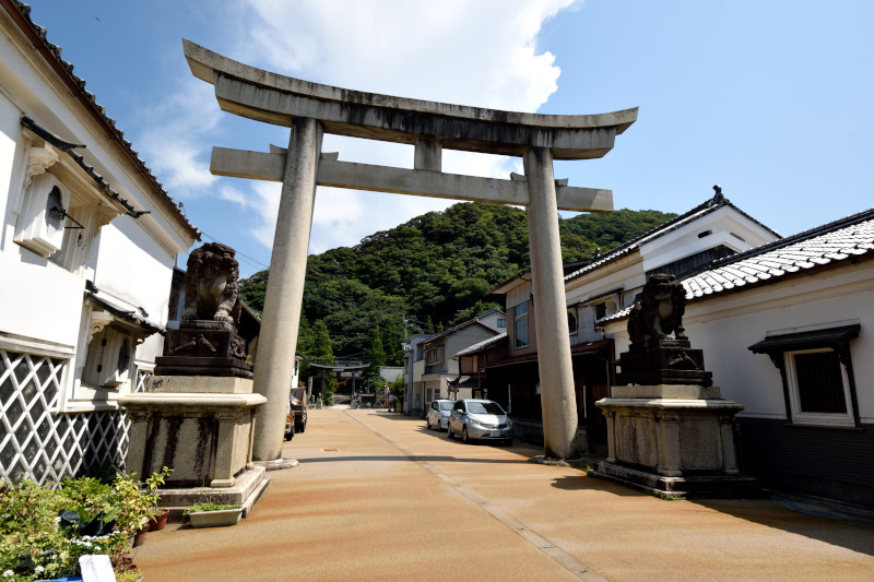 小浜・八幡神社の参道と鳥居