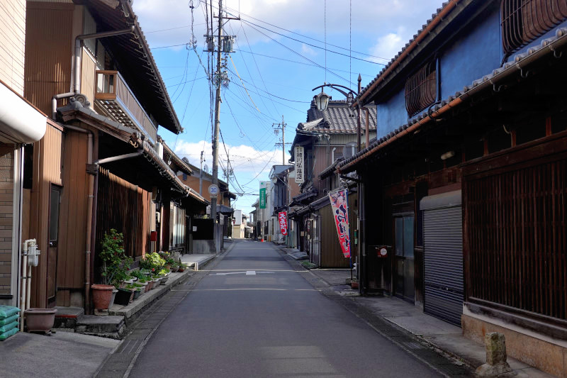 濃州道沿いの阿下喜の町並み