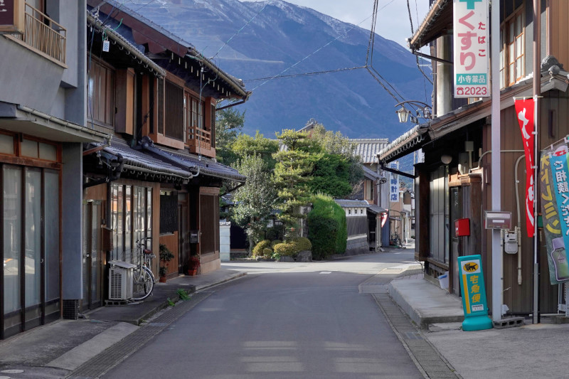 濃州道沿いの阿下喜の町並み