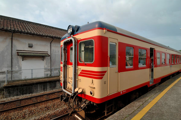 国鉄の旧特急色に似た塗装の島原鉄道キハ20形、神代駅にて