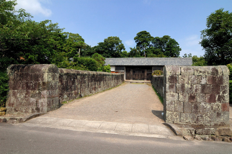 鍋島邸の長屋門と石塀