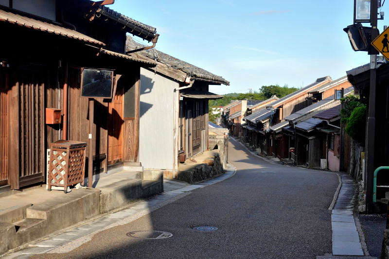 関宿・東の追分方面への下り坂