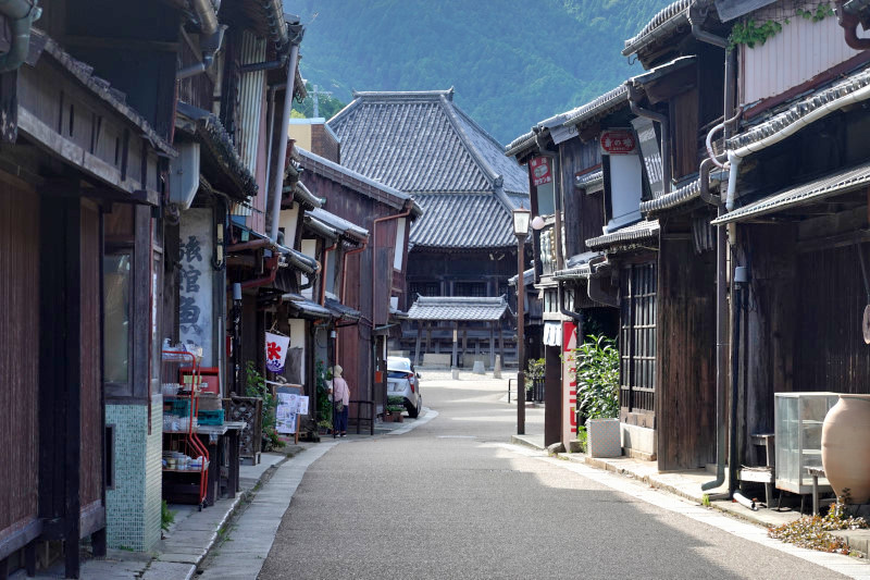 関宿・通りの彼方に見える、寶藏寺（関地蔵院）本堂