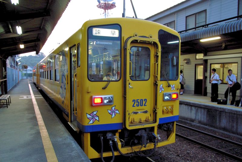 島原鉄道のディーゼルカー、本諫早駅にて