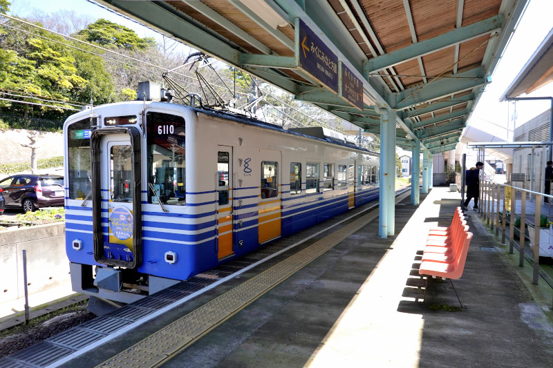 三国駅ホームに停車するえちぜん鉄道の電車