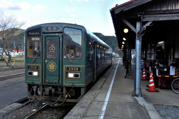 (若桜駅のホームに停車する「若桜号」)