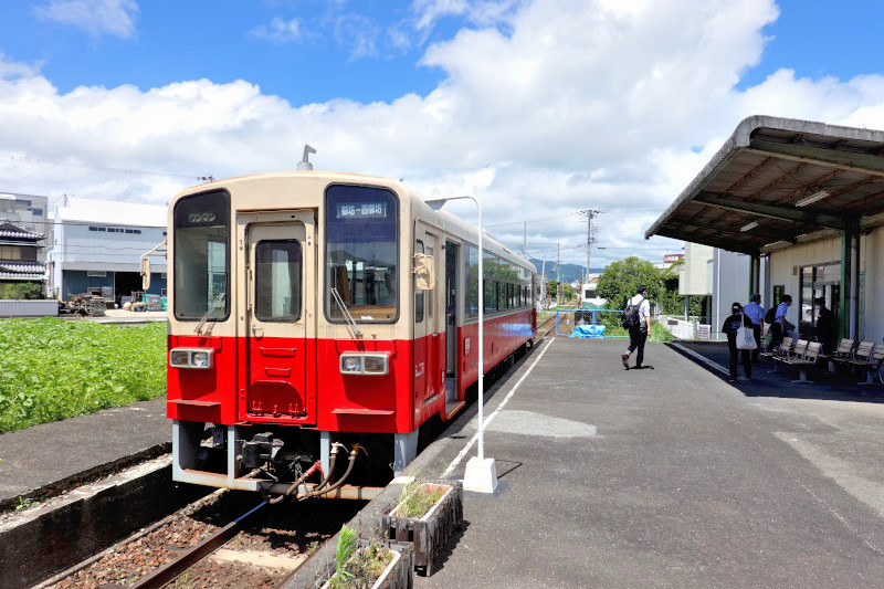 紀伊御坊駅のホームに停車中のレールバス
